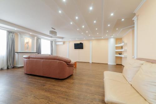 Una televisión o centro de entretenimiento en Centr Lev Tolstoi LuxRent