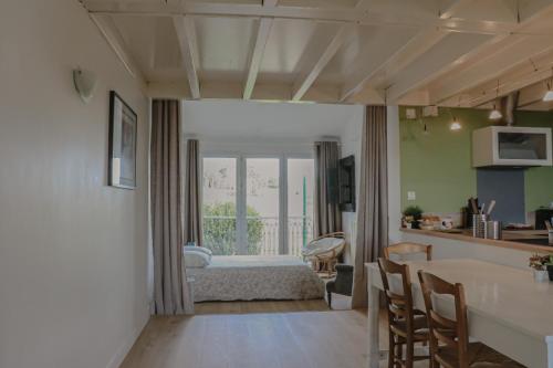 Il comprend un salon avec une cuisine et une chambre. dans l'établissement Grand appartement lumineux à 20 minutes de Bordeaux - Le Clos Montichamp, à Camblanes-et-Meynac