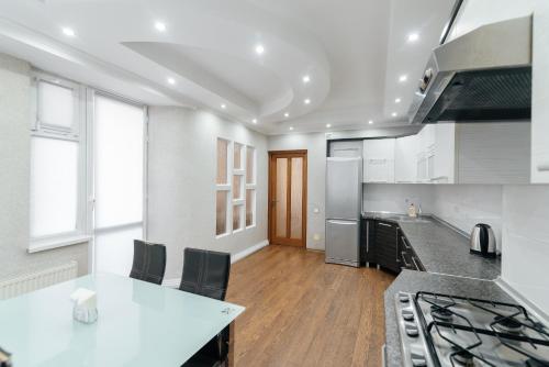 Una cocina o cocineta en Centr Lev Tolstoi LuxRent