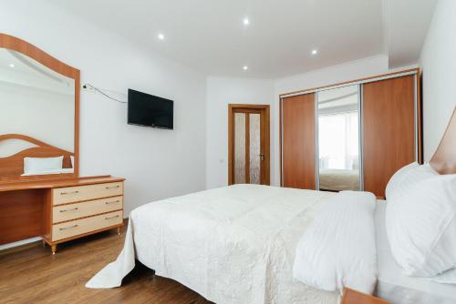 Una cama o camas en una habitación de Centr Lev Tolstoi LuxRent