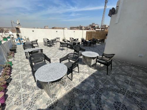 un patio con tavoli e sedie in un edificio di The 5 Inn - Pyramids a Il Cairo