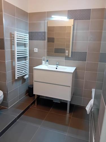 une salle de bain avec un lavabo blanc et un miroir dans l'établissement Luxury Apartment MonacoView, à Beausoleil