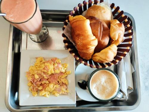 曼克拉La Pepa Máncora的托盘,包括面包和咖啡