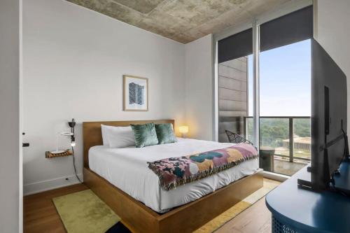Una cama o camas en una habitación de Modern Rainey St Oasis - Pool with Stunning Views
