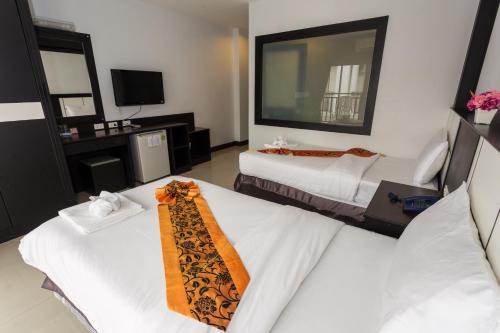 מיטה או מיטות בחדר ב-Star House Patong
