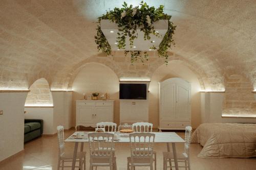 a kitchen and dining room with a table and chairs at Casa Vacanza Il Piccolo Principe in Ginosa