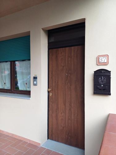 una puerta de madera en el lateral de un edificio en Fossato37, en Pontassieve