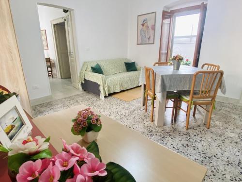 a living room with a table and a couch at Rio Mare in Termoli
