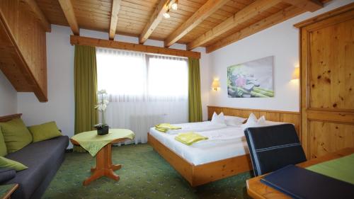 Giường trong phòng chung tại Hotel Schwarzenbergs Traube