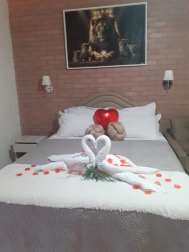 Ein Bett oder Betten in einem Zimmer der Unterkunft Chalé Estância da Pinha seu descanso nas montanhas!