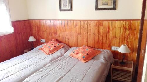 2 camas individuais num quarto com painéis de madeira em Apartamento Anaper em Málaga