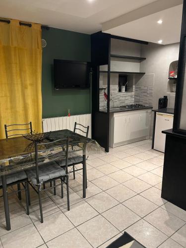 Il dispose d'une cuisine avec une table et des chaises. dans l'établissement Studio indépendant, à Rieux-Minervois