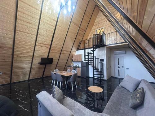 Ruang duduk di A-Frame Qebele