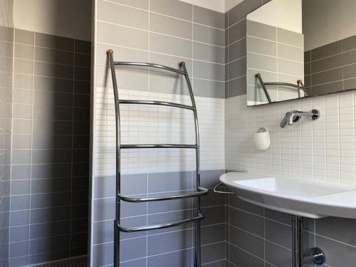 une salle de bain avec un lavabo et une douche dans l'établissement Résidence 6 Rue A.c. - Appartement entièrement remis à neuf au cœur du Val-André. MAE-6544, à Pléneuf-Val-André