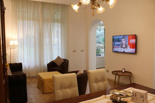 TV a/nebo společenská místnost v ubytování Casa Elli Serbelloni 12