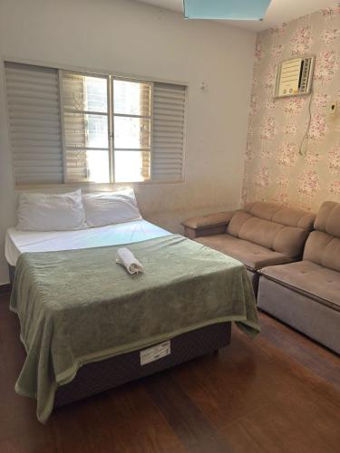 クイアバにあるHotel Ceres Quarto Fênix - 16のベッドとソファのある寝室