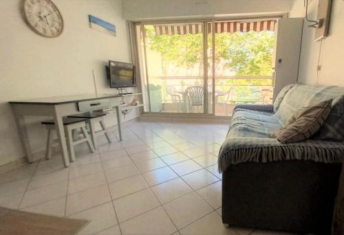 un salon avec un canapé et une table dans l'établissement Résidence Houle - Studio neuf pour 2, à deux pas des plages d'Arcachon MAE-8324, à Arcachon