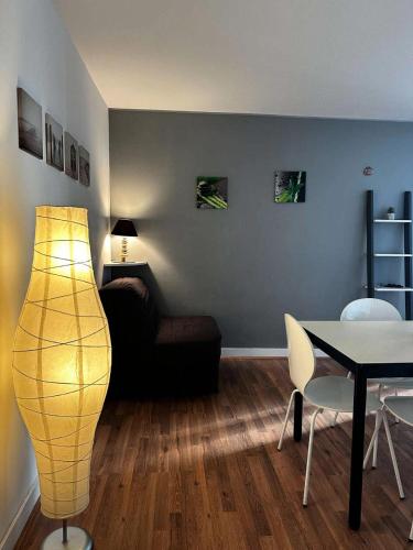 un salon avec un canapé et une table dans l'établissement Résidence Port Arcachon - Arcachon - Studio dans le quartier de l'Aiguillon MAE-8354, à Arcachon