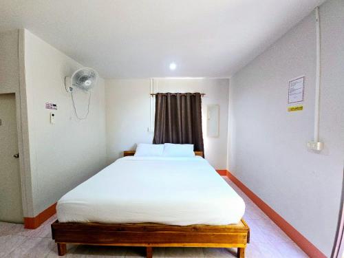 a bedroom with a large white bed in a room at TR Bungalow in Ban Tha Rua