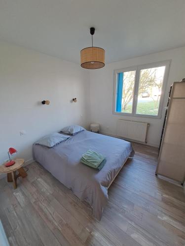 une chambre blanche avec un lit et une fenêtre dans l'établissement Paris-Reims, 4 chambres- Spa, Grand jardin privé, à Brény