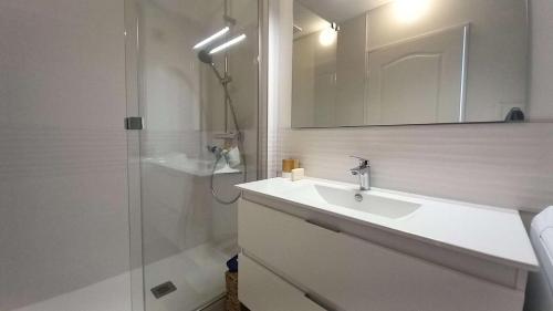 une salle de bain avec un lavabo et une douche avec un miroir dans l'établissement Résidence Antares - Charmant T2 entièrement rénové avec vue imprenable sur le bassin MAE-9344, à Arcachon