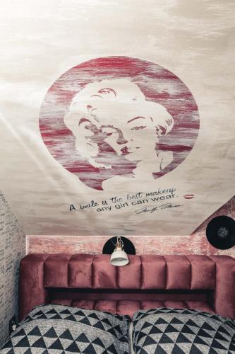 a painting of a presidents head on a wall at Penzion Hádlík in Velké Pavlovice