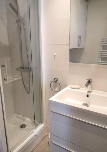 une salle de bain avec un lavabo et une douche dans l'établissement Résidence Les Flots - T3 6 personnes à Arcachon, vue sur le Bassin MAE-9554, à Arcachon