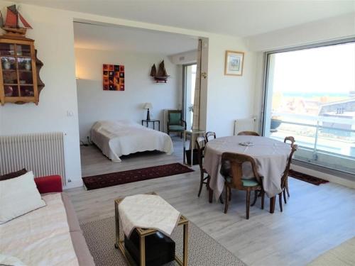 un salon avec un lit et une table dans l'établissement Résidence Les Flots - T3 6 personnes à Arcachon, vue sur le Bassin MAE-9554, à Arcachon