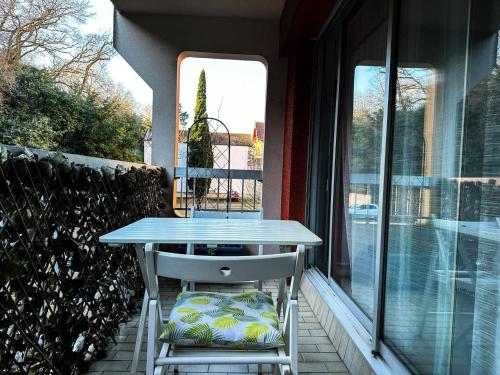 une table et deux chaises assises sur un balcon dans l'établissement Résidence Arguin 2 - Studio à Arcachon, emplacement idéal MAE-9564, à Arcachon