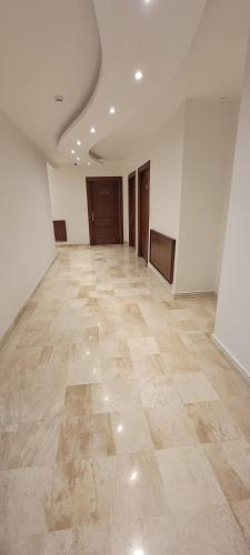 an empty room with a tile floor and white walls at مراسيم للشقق الفندقية in Amman