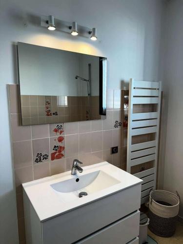 une salle de bain avec un lavabo blanc et un miroir dans l'établissement Résidence Sun Beach - Appartement vue mer avec 2 balcons, proche plage MAE-9694, à Arcachon