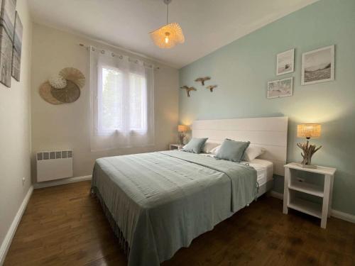 une chambre avec un grand lit et une fenêtre dans l'établissement Résidence 442-arcachon - Agréable Maison de plain-pied de 100 m² MAE-7694, à Arcachon