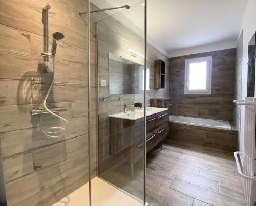 une salle de bain avec douche et lavabo dans l'établissement Résidence 442-arcachon - Agréable Maison de plain-pied de 100 m² MAE-7694, à Arcachon