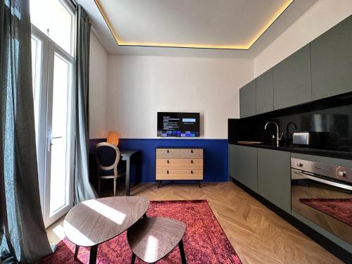 un salon avec une table et une télévision dans l'établissement Casa Mia Moneghetti, à Beausoleil