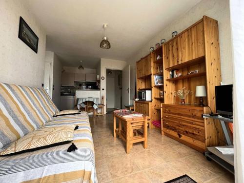 une chambre avec un lit et un salon dans l'établissement Résidence Claire - Arcachon – T2 en Plein Centre-Ville MAE-5414, à Arcachon