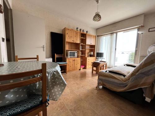 Cet appartement comprend une chambre avec un lit et une cuisine. dans l'établissement Résidence Claire - Arcachon – T2 en Plein Centre-Ville MAE-5414, à Arcachon