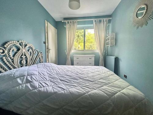 une chambre bleue avec un lit et une fenêtre dans l'établissement Résidence Le Parc - Appartement 2 chambres à 300m de la plage – Pereire MAE-9444, à Arcachon