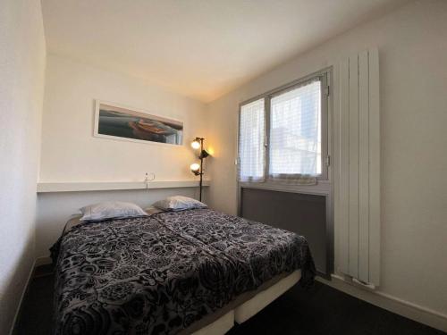 une chambre avec un lit et une fenêtre dans l'établissement Résidence Joigny - T2 avec Vue Latérale sur la Mer MAE-9811, à Arcachon