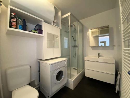 La salle de bains est pourvue d'un lave-linge et d'une douche. dans l'établissement Résidence Joigny - T2 avec Vue Latérale sur la Mer MAE-9811, à Arcachon