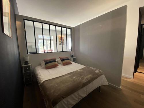 Ένα ή περισσότερα κρεβάτια σε δωμάτιο στο Résidence Royal Moulleau - T2 de standing à Le Royal Moulleau, vue Bassin MAE-9841