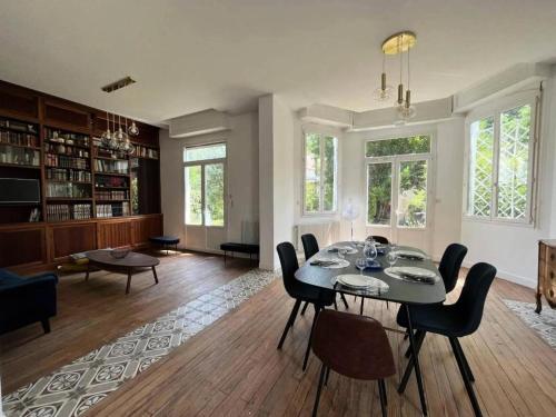 un salon avec une table et des chaises de salle à manger dans l'établissement Résidence 401-arcachon - Maison familiale de charme avec jardin, à deux pas de la plage de Joigny MAE-8871, à Arcachon