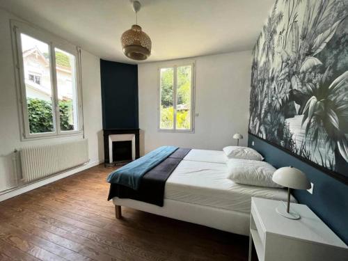 une chambre avec un grand lit et deux fenêtres dans l'établissement Résidence 401-arcachon - Maison familiale de charme avec jardin, à deux pas de la plage de Joigny MAE-8871, à Arcachon