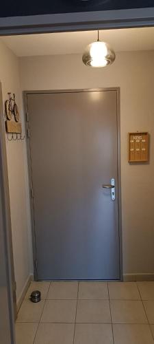 a door in a room with a tile floor at Le refuge du Bassin - T2 Charme et confort in Lanton