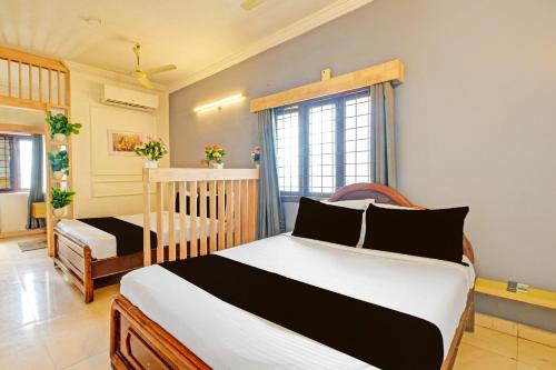 1 dormitorio con cama y cuna en Hotel O Sahasra Residency Near Nexus Hyderabad, en Hyderabad