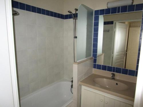 une salle de bain avec une baignoire, un lavabo et un miroir dans l'établissement Résidence Bleu Marine - Appartement 6 pers, vue mer, résidence Bleu Marine avec piscine à Lacanau océan MAE-0301, à Lacanau