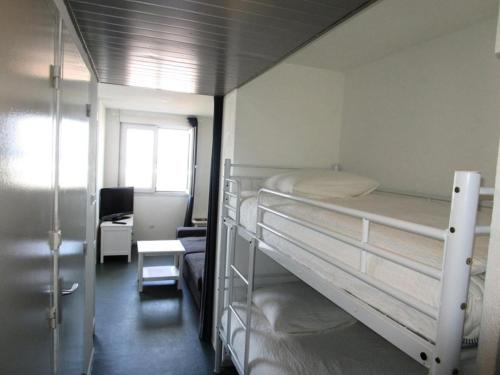 une chambre avec deux lits superposés et un bureau dans l'établissement Résidence Ortal - Charmant appartement 4 personnes front de mer à Lacanau Océan MAE-0341, à Lacanau