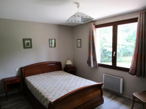 une chambre avec un lit et une fenêtre dans l'établissement Résidence 05023m-lacanau Ocean - Grande villa 5 chambres pour 12 personnes avec piscine privée, plage à pieds, Lacanau Océan MAE-0421, à Lacanau