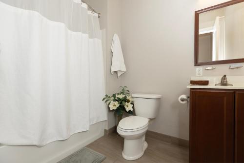 Un baño de Brinton Suites