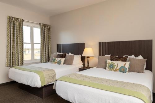 Una cama o camas en una habitación de Brinton Suites