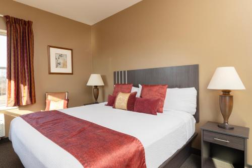 Una cama o camas en una habitación de Brinton Suites